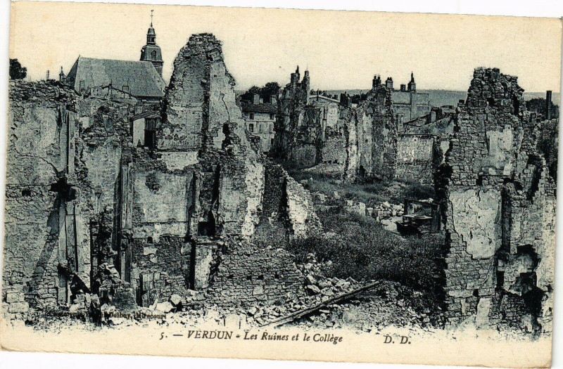Carte postale ancienne Verdun-Les Ruines et le Collége à Verdun