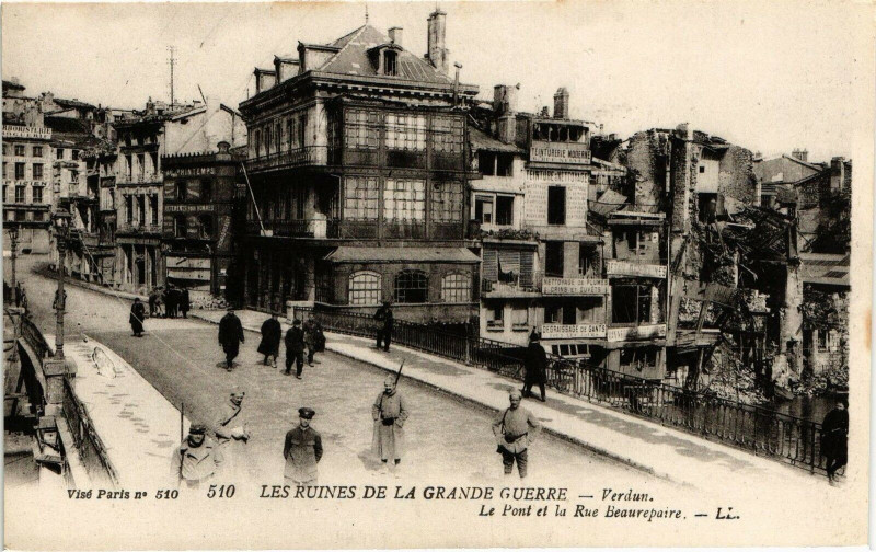 Carte postale ancienne Verdun-Le Pont et la Rue Beaurepaire à Verdun