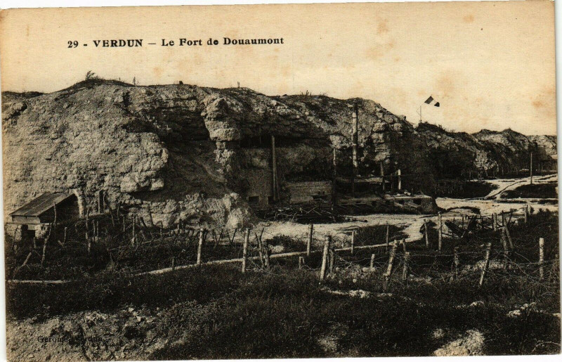 Carte postale ancienne Verdun-Le Fort de Douaumont à Verdun