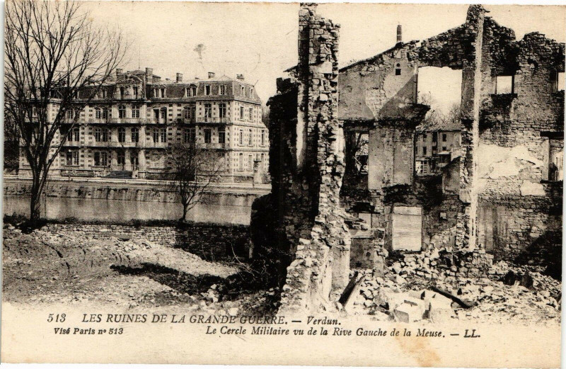 Carte postale ancienne Verdun-Le Cercle Militaire vu de la Rive Gauche de la Meuse à Verdun
