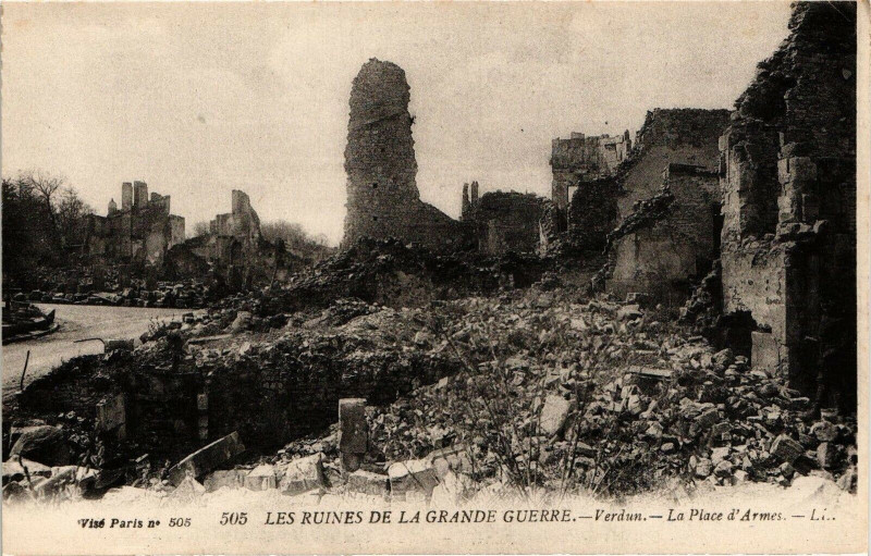 Carte postale ancienne Verdun-La Place d'Armes à Verdun