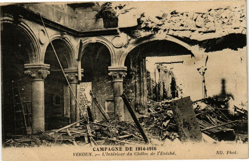 Carte postale ancienne Verdun-L'Intérieur du Cloitre de l'Evéché à Verdun