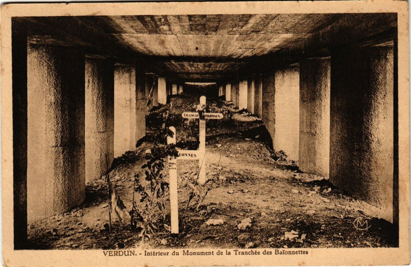 Carte postale ancienne Verdun-Intérieur du Monument de la Tranchée des Baionnettes à Verdun
