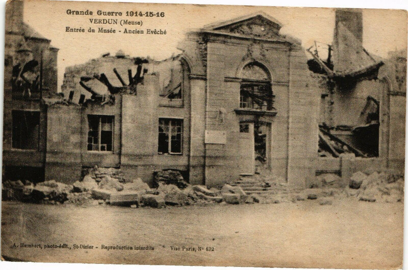 Carte postale ancienne Verdun-Entrée du Musée-Ancien Evéché à Verdun