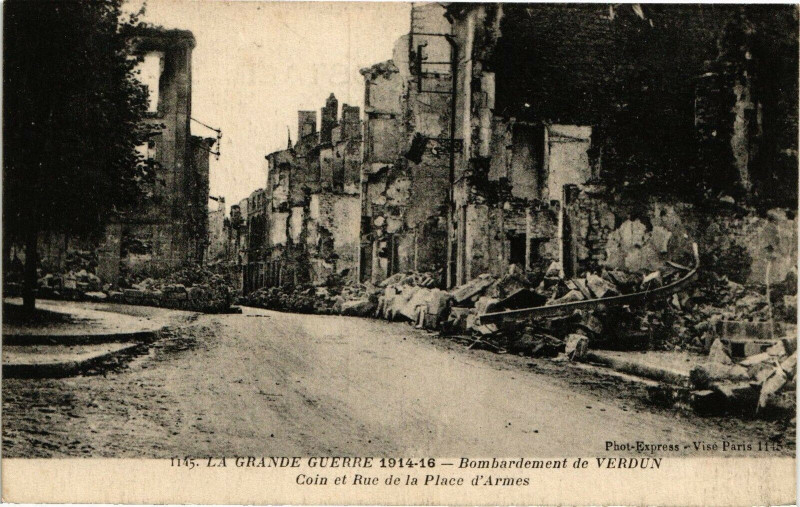 Carte postale ancienne Verdun-Coin et Rue de la Place à Verdun