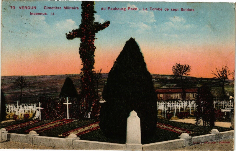 Carte postale ancienne Verdun-Cimetiére Militaire du Faubourg Pavé-Le Tombe de sept Soldats à Verdun