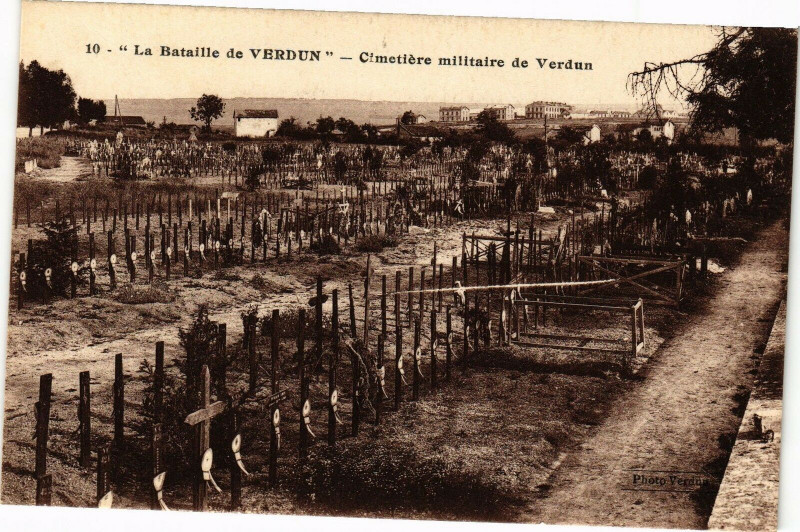 Carte postale ancienne Verdun-Cimetiére militaire de Verdun à Verdun