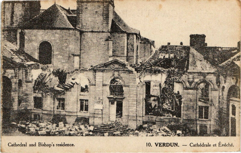 Carte postale ancienne Verdun-Cathédrale et Evéché à Verdun