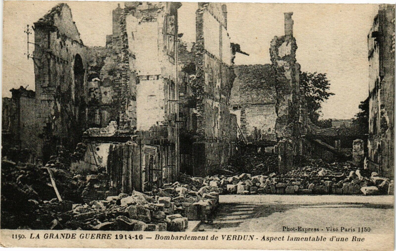 Carte postale ancienne Verdun-Aspect lamentable d'une Rue à Verdun