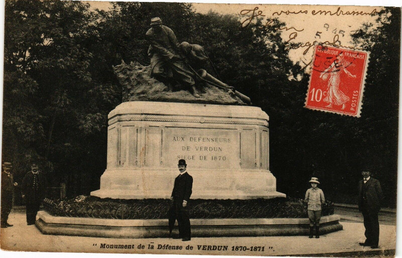 Carte postale ancienne Monument de la Défense de Verdun à Verdun