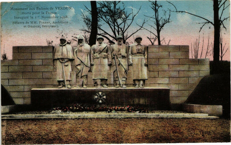 Carte postale ancienne Monument aux Enfants de Verdun à Verdun