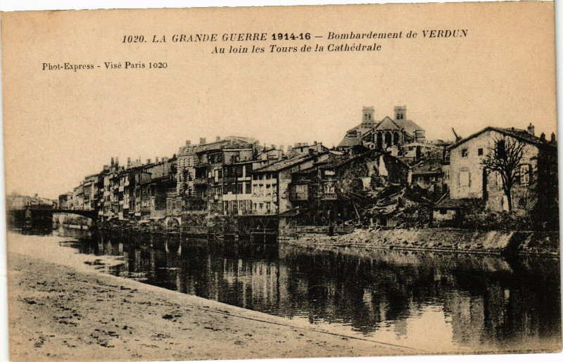 Carte postale ancienne Bombardement de Verdun-Au loin les Tours de la Cathédrale à Verdun