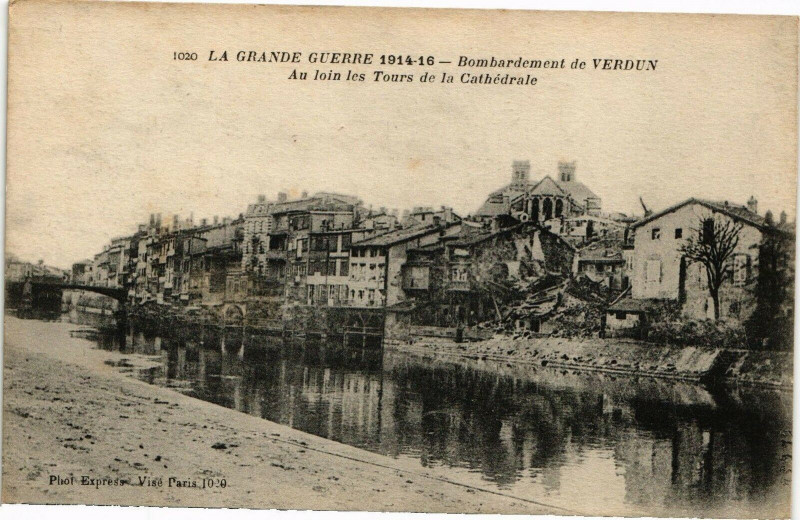 Carte postale ancienne Bombardement de Verdun-Au loin les Tours de la Cathédrale à Verdun