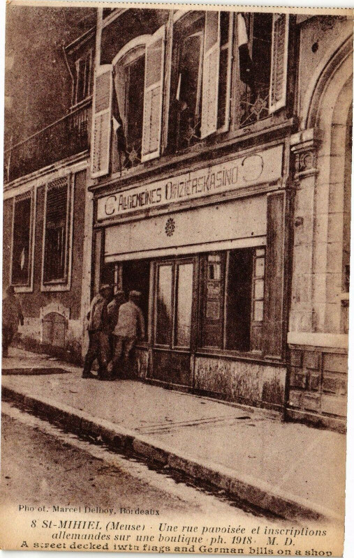 Carte postale ancienne Saint Mihiel-Une ruenpavoisée et inscription allemandes à Saint-Mihiel