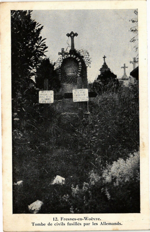 Carte postale ancienne Fresnes en Woevre-Tombe de civils fusillés par les Allemands à Fresnes-en-Woëvre