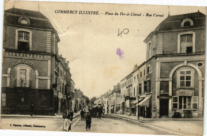 Carte postale ancienne Commercy-Place du Fer á Cheval-Rue Carnot à Commercy