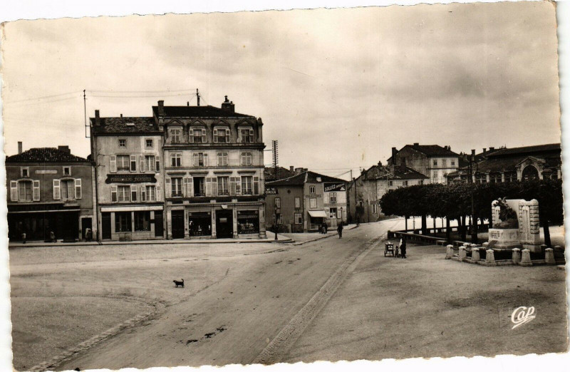Carte postale ancienne Commercy-Place de l'Hótel de Ville à Commercy