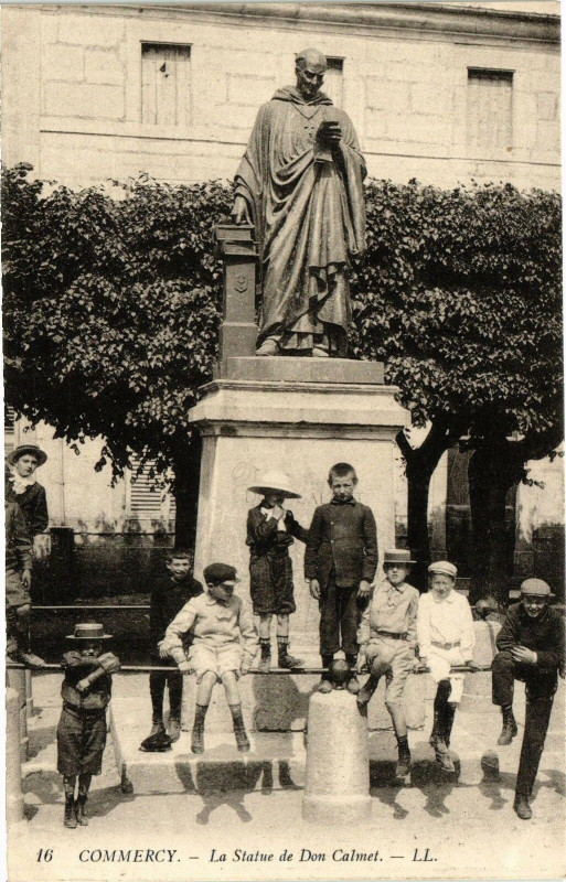 Carte postale ancienne Commercy-La Statue de Don Calmet à Commercy