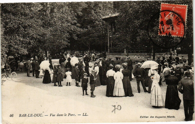 Carte postale ancienne Bar le Duc-Vue dans le Parc à Bar-le-Duc
