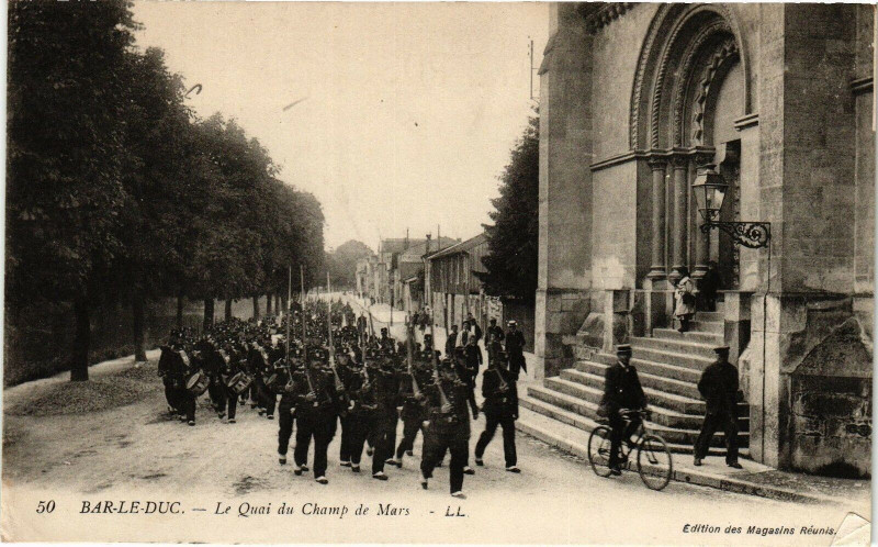 Carte postale ancienne Bar le Duc-Le Quai du champ de Mars à Bar-le-Duc