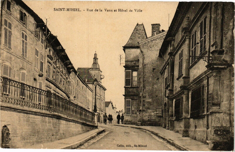 Carte postale ancienne Saint Mihiel-Rue de la Vaux et Hótel de Ville à Saint-Mihiel