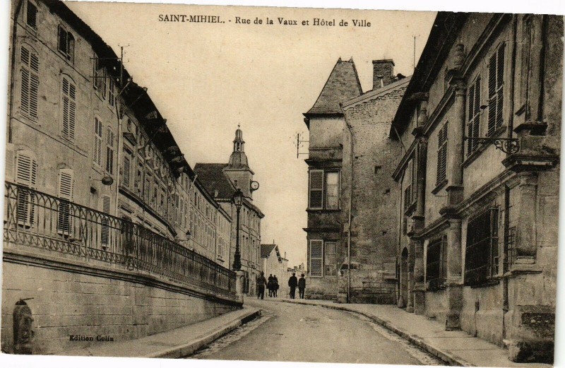 Carte postale ancienne Saint Mihiel-Rue de la Vaux et Hótel de Ville à Saint-Mihiel