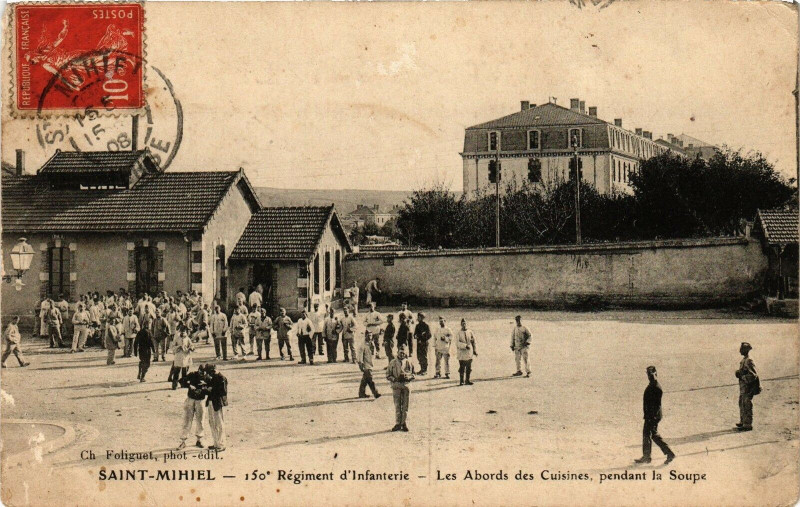 Carte postale ancienne Saint Mihiel-Les Abords des Cuisines pendant la Soupe à Saint-Mihiel