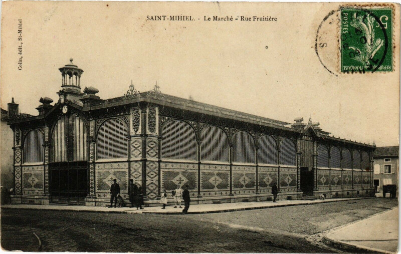Carte postale ancienne Saint Mihiel-Le Marché-Rue Fruitiére à Saint-Mihiel