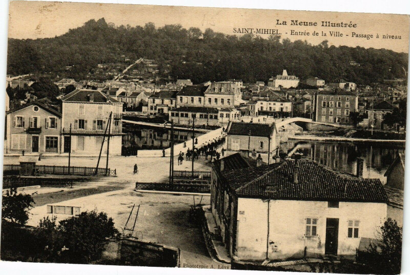 Carte postale ancienne Saint Mihiel-La Meuse illustrée-Entrée dela Ville-Passage á niveau à Saint-Mihiel