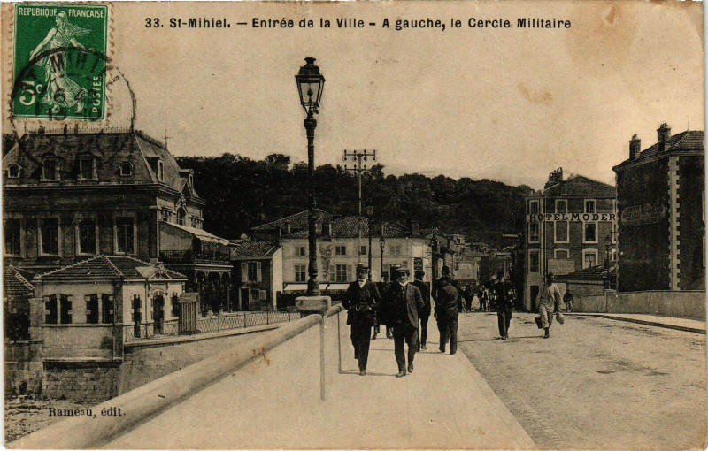 Carte postale ancienne Saint Mihiel-Entrée de la Ville-A gauche,le Cercle Militaire à Saint-Mihiel
