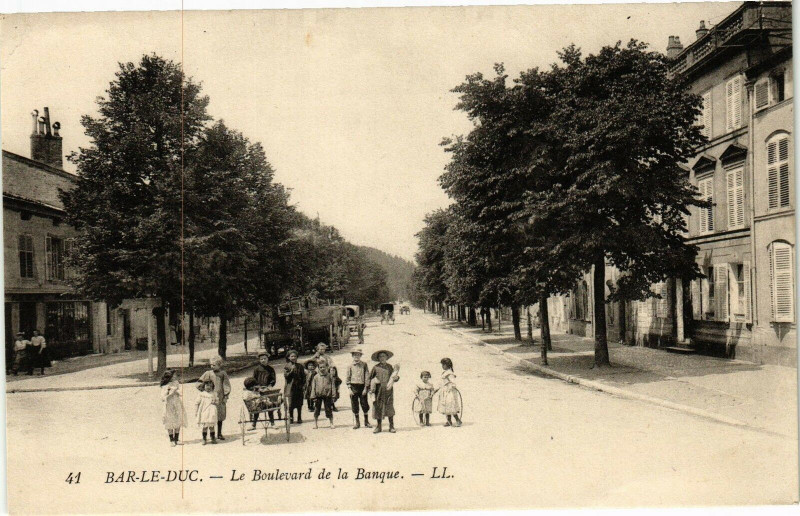 Carte postale ancienne Bar le Duc-Le Boulevard de la Banque à Bar-le-Duc