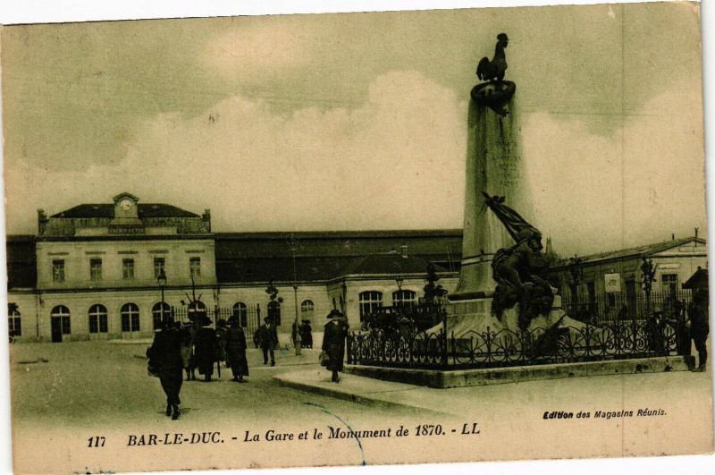 Carte postale ancienne Bar le Duc-La Gare et le Monument de 1870 à Bar-le-Duc