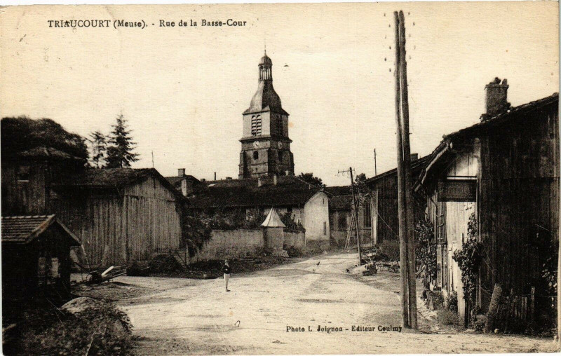 Carte postale ancienne Triaucourt-Rue de la Basse Cour