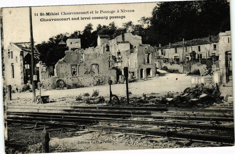 Carte postale ancienne Saint Mihiel-Chauvoncourt et le Passage á Niveau à Saint-Mihiel