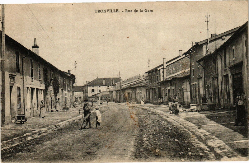 Carte postale ancienne Tronville-Rue de la Gare