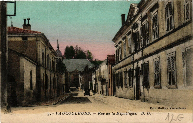 Carte postale ancienne Vaucouleurs-Rue de la République à Vaucouleurs
