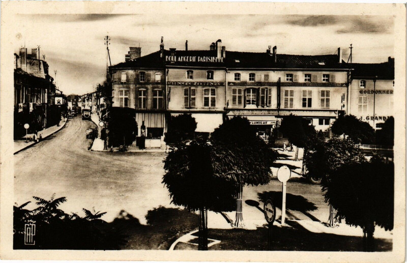 Carte postale ancienne Ligny-en-Barrois Place Nationale et rue Leroux à Ligny-en-Barrois