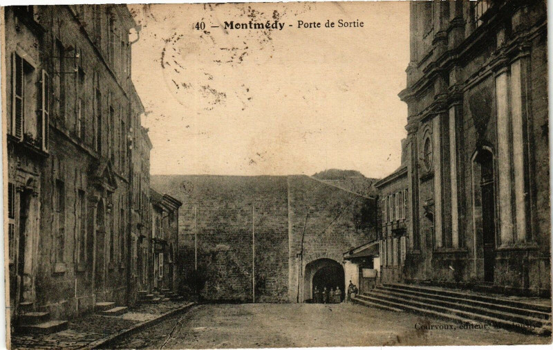 Carte postale ancienne Montmédy- Porte de Sortie à Montmédy