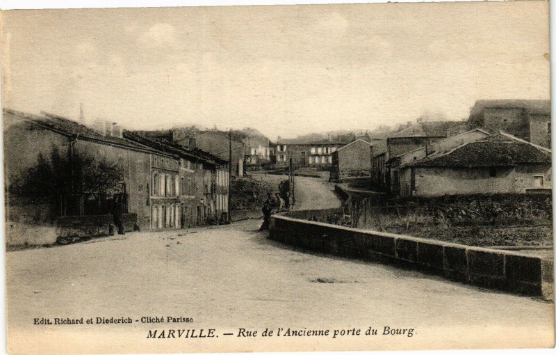 Carte postale ancienne Marville - Rue de Ancienne porte du Bourg à Marville