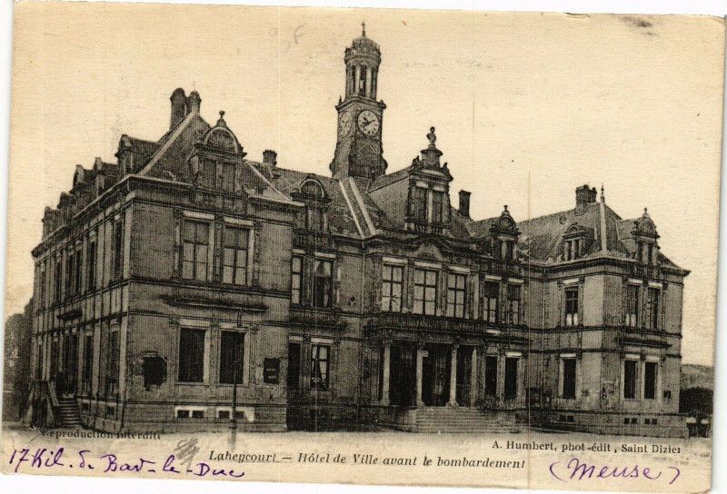 Carte postale ancienne Laheycourt - Hotel de Ville avant le bombardement à Laheycourt