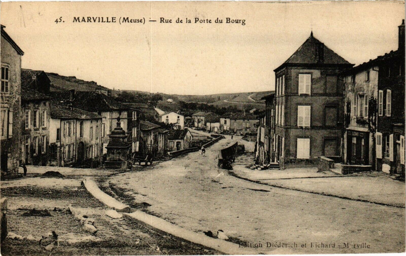 Carte postale ancienne Marville (Meuse) - Rue de la Poste du Bourg à Marville