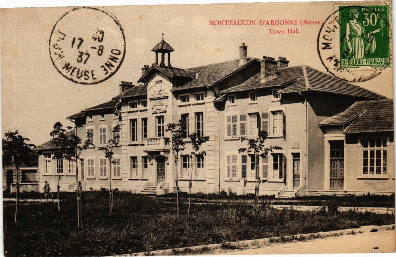 Carte postale ancienne Montfaucon-d'Argonne (Meuse) Town Hall à Montfaucon-d'Argonne