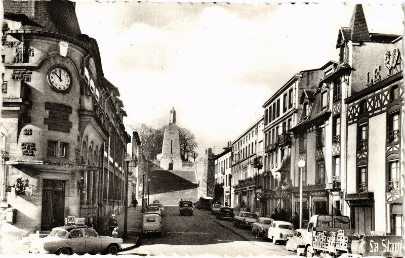 Carte postale ancienne Verdun - Avenue de la Victoire à Verdun