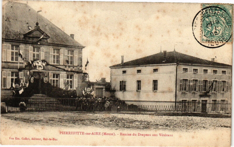 Carte postale ancienne Pierrefitte-sur-Aire (Meuse) - Remise du Drapean aux Vétérans à Pierrefitte-sur-Aire