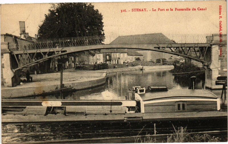 Carte postale ancienne Stenay - Le Port et la Passerelle du Canal à Stenay