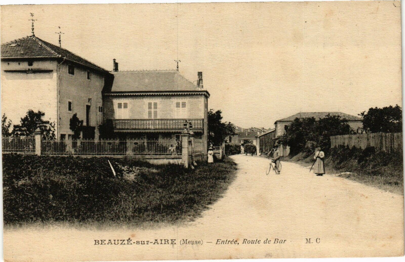 Carte postale ancienne Beauzé-sur-Aire (Meuse) -Entrée,Route de Bar