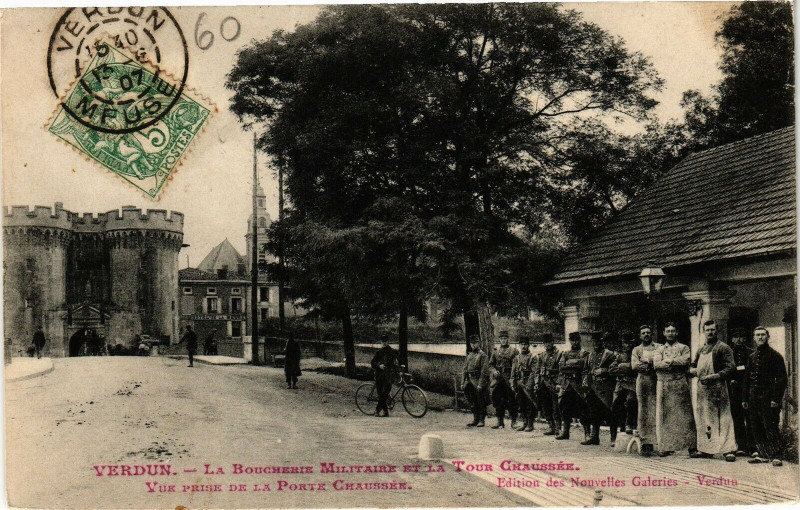 Carte postale ancienne Verdun - La Boucherie Militaire et la Tour Citaussée Vue prise ... à Verdun
