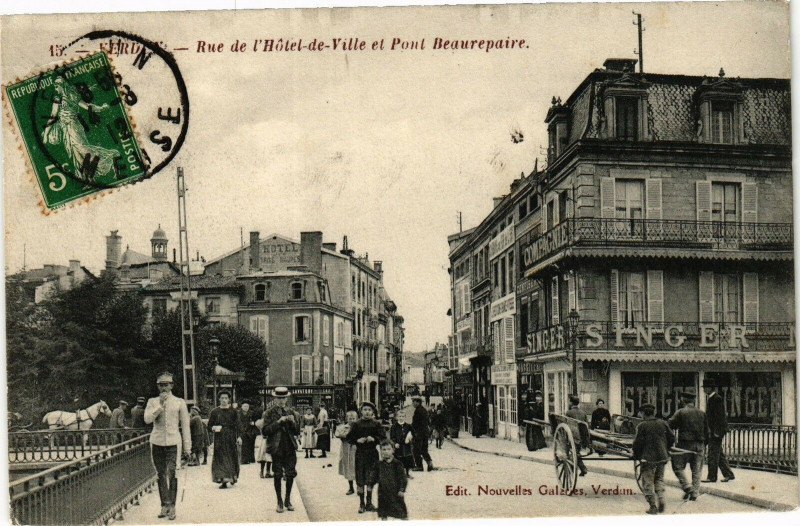 Carte postale ancienne Verdun - Rue de l'Hotel-de-Ville et Pont Beaurepaire à Verdun