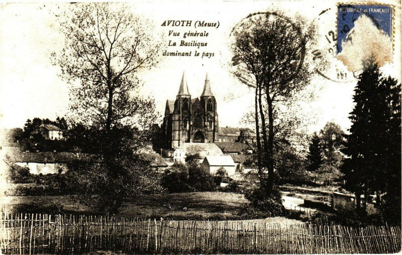 Carte postale ancienne Avioth (Meuse) Vue générale - La Basilique dominant le pays à Avioth