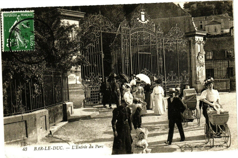 Carte postale ancienne Bar-le-Duc -  L'Entrée du Parc à Bar-le-Duc